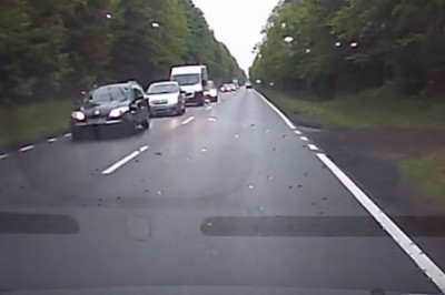 Jedziesz sobie spokojnie, a tu nagle typ z BMW zaczyna wyprzedzać. Gorzej nie mógł tego zrobić