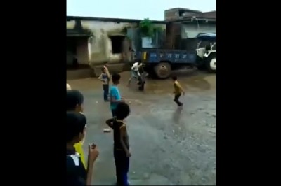 Te dzieciaki wiedzą jak się dobrze bawić. Czyli co zrobić kiedy nuda na osiedlu