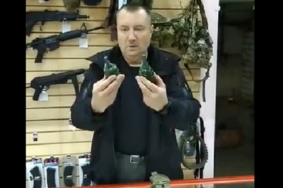 Gość i jego prezentacja granatu w sklepie. Tak tego lepiej nie robić