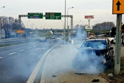 Rozbite auto zaczyna się palić, a w środku człowiek. Niecodzienna akcja bielskiej Policji