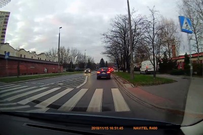 Święta idą, kurierzy na chodniki. Tak się jeździ gdy klient czeka na paczkę