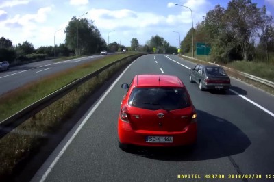 40 tonowy TIR na plecach mu nie straszny. Chamskie zachowanie na drodze w Sosnowcu