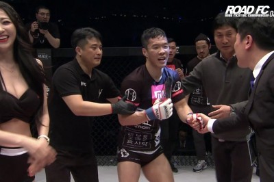 Zawodnik MMA po zakończonej walce ucieka przed dziewczyną w ringu