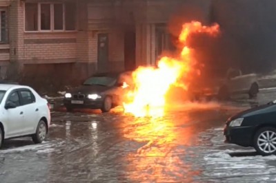 Seba siedzi w palącym się BMW i nie chce wyjść. Dziwna sytuacja na osiedlu