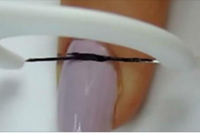 Kilka razy przykłada nić dentystyczną do paznokci. Efekt jaki uzyskała dzięki tej metodzie jest niesamowity