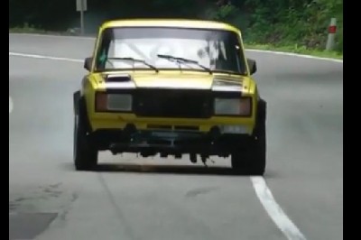 Silnik wysypał mu się na ulicę w czasie jazdy. Chyba za dużo mocy