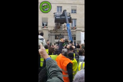 Rolnicy wrzucili obornik pod urzędem. Wkurzyli się na podwyżki