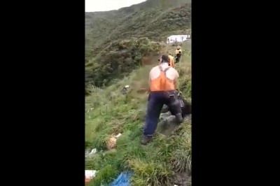 Edek nie obijaj się tylko łap. Chyba nie przewidział, że worek może być ciężki 