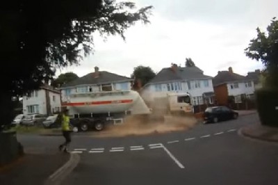 Jedziesz sobie spokojnie, a tu nagle TIR demoluje pół osiedla