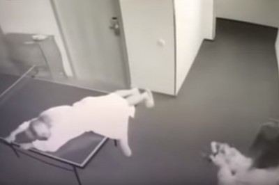 Dwie dziewczyny ich mistrzowskie selfie. Wszystko nagrała hotelowa kamera