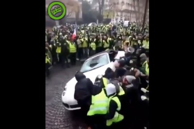 Wywrócili Porsche na dach. Zdenerwowany tłum w Paryżu niszczy auto