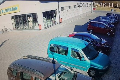 Szybka i wściekła na parkingu pod lewiatanem. Zakupy chyba się nie udały