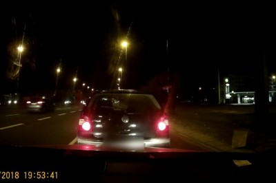 Nerwowy typ z VW Polo rozwalił kobiecie szybę, bo puściły mu nerwy