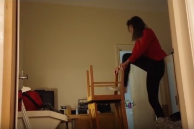 Chciała pokazać wszytkim jak wymienić żarówkę. Wyszła jej lekka żenada 