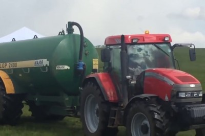 Nagranie jak wkurzony rolnik wylał gnojówkę na organizatorów festynu