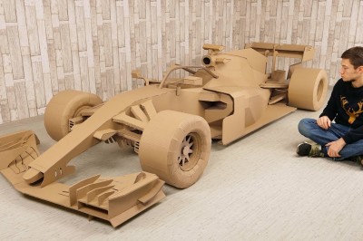 Szczena opada. Kozacki bolid F1 zbudowany z samej tektury