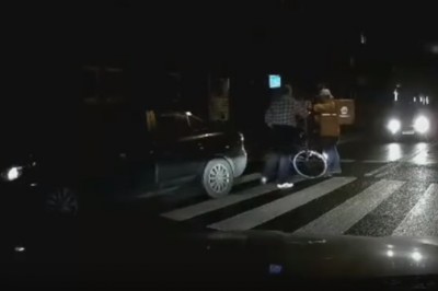 Nagrał jak kierowca auta zaatakował rowerzystę na przejściu dla pieszych - Kraków