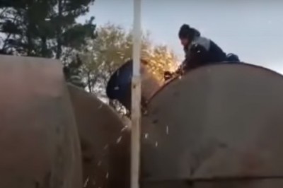 Edek niczego się nie boi. Nawet cięcia szlifierką zbiornika po paliwie