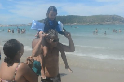 Dziewczynka zgubiła rodziców. Plażowicze wpadli na niezwykły pomysł, aby ich znaleźć