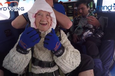 Skoczyła na spadochronie w wieku 102 lat. Nigdy nie jest za późno na takie rzeczy