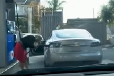 Blondynka na stacji paliw próbuje zatankować elektryczny samochód