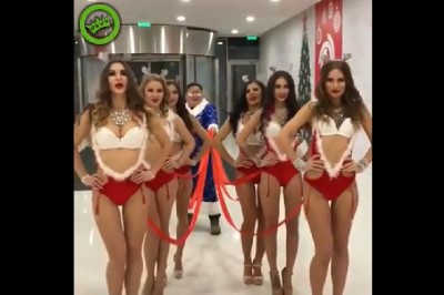 Gorące dziewczyny pomagają Mikołajowi rozwieźć prezenty. To dopiero ekipa