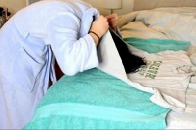 Zawija swoje mokre włosy w koszulkę. Nie uwierzysz co miała na głowie gdy ją ściągnęła 