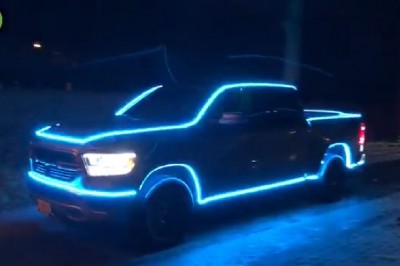 Dekorowanie domu to już za mało. Gość założył świąteczne oświetlenie na aucie