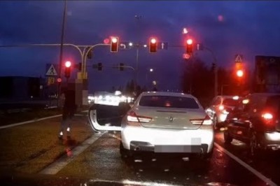 Typ z BMW kręci zadymę na skrzyżowaniu w Czechowicach - Dziecicach i ucieka