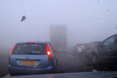 Tak się zaczynają karambole na autostradzie. Nagle mgła i nagranie wypadku