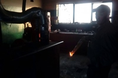 Zdzichu chciał pokazać chłopakom jak się rozpala benzyną w piecu