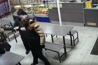 Wyskoczył z piłą mechaniczną do parki demolującej sklep