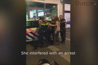 Blond dziewczyna wystartowała do policjanta. Po jednym strzale znalazła się na ziemi