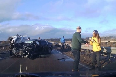 Ku przestrodze. Nagranie z czołowego zderzenia na prostej drodze