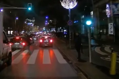 Potrącenie pieszego przebiegającego przez przejście na czerwonym świetle - Warszawa