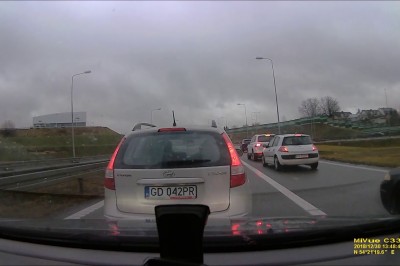 Wpuścił kulturalnie samochód, a kierowcą okazał się typowy szeryf