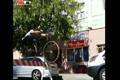 Hamowanie twarzą. Kiedy uważasz, że kask rowerowy jest tylko dla leszczy