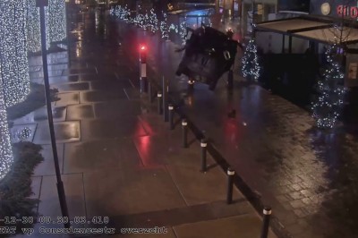 Jak skasować doszczętnie auto w kilka sekund w centrum miasta? On to wie