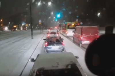 Jak odkorkować drogę w 2 minuty. Nagranie prosto z Olsztyna