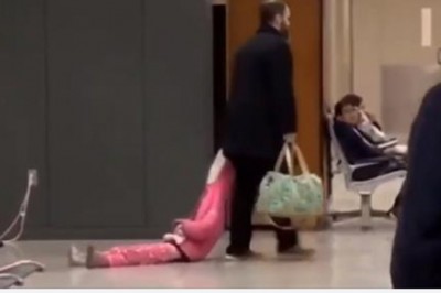 Zniecierpliwiony ojciec znalazł sposób na upartą córkę. Ciągnął ja za kaptur przez całe lotnisko