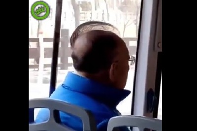 Nowoczesna fryzura dziadka w tramwaju. Kiedy łysiejesz, ale się nie poddajesz