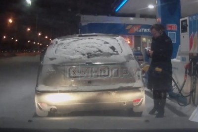 Ognista dziewuszka na stacji benzynowej. Ku przestrodze