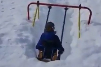 Tego nie ogarniasz. Tak się bawią dzieciaki na kompletnie zaśnieżonym placu zabaw