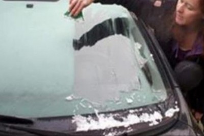 Możesz wyrzucić skrobaczkę do szyb! Ten trik pozwoli Ci odmrozić szyby w kilka sekund!