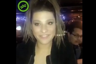 Zdolna blondyna zagina chłopaków w barze. Widać było po ich minach niedowierzanie 