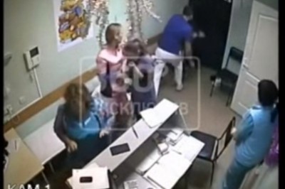 Lekarz na oddziale ratunkowym nokautuje dwóch typów za przystawianie się do kobiet