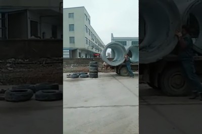 Edek mistrz rozładunku nie potrzebuje żadnej pomocy. Zrobi to sam