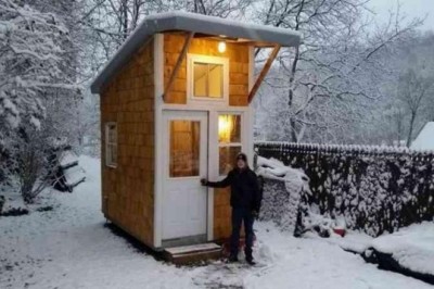 13 latek zbudował w ogródku mały domek. Gdy zajrzysz do jego wnętrza dosłownie zaniemówisz