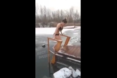 Dziewczyna nie chciała wejść do lodowatej wody. Gość pokazał jej jak to się robi