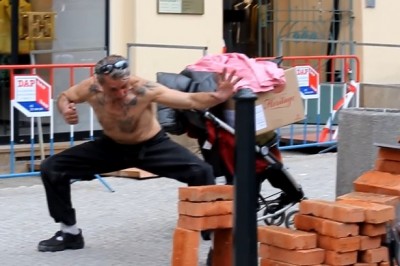 Mistrz ulicznych sztuk walki kontra cegły. To chyba nie tak miało wyglądać